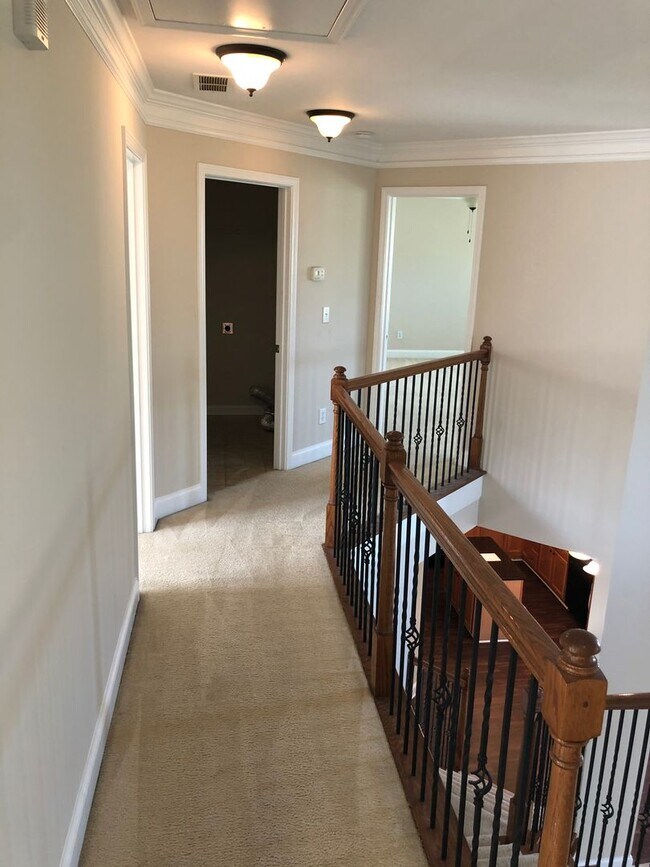Building Photo - Beautiful 5 Bed 4 Bath Home in Heart of Co...