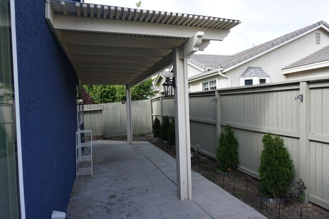 Building Photo - 10591 Iron Point Cir