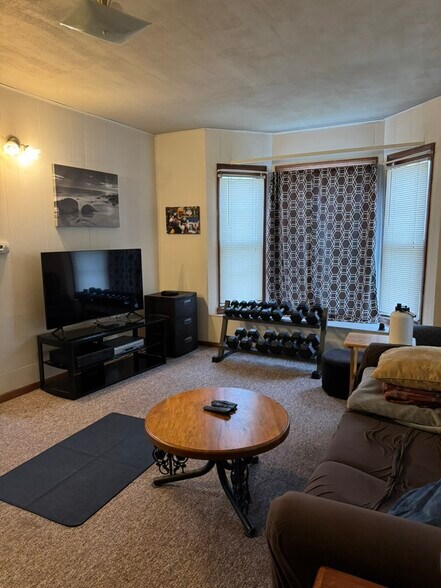 Living Room - 405 S Chestnut St