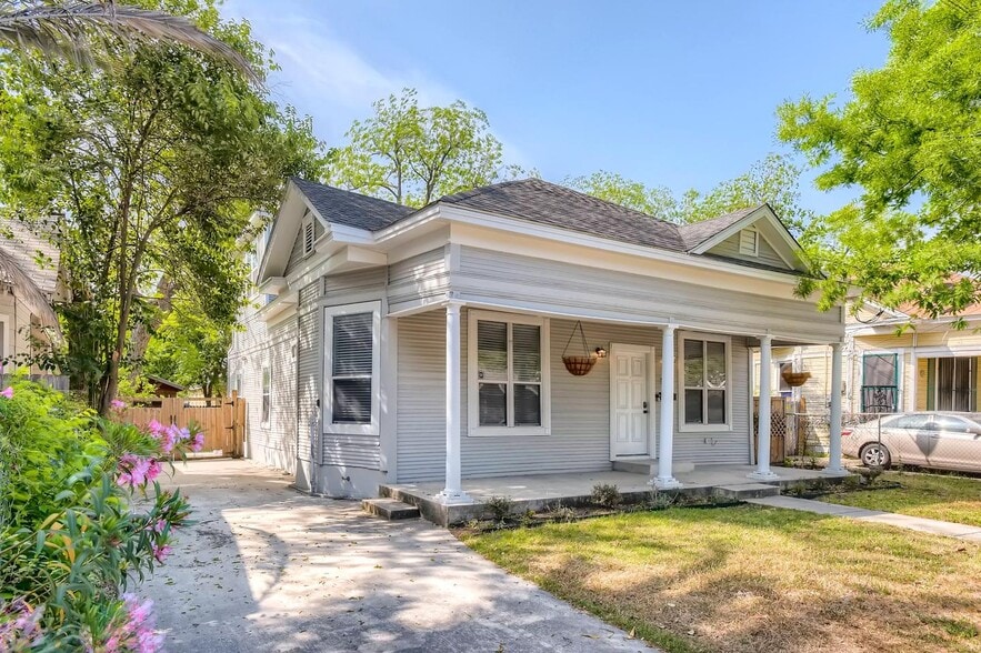 Building Photo - Updated & charming Lavaca home with large fenced yard