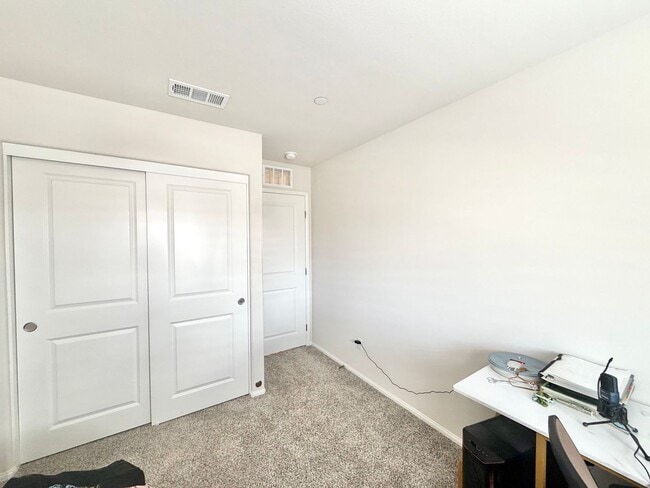 Building Photo - Modern 5 Bedroom 3 Bathroom Home in Tierra Del Sol with INCLUDED Solar & Low-Maintenance Living