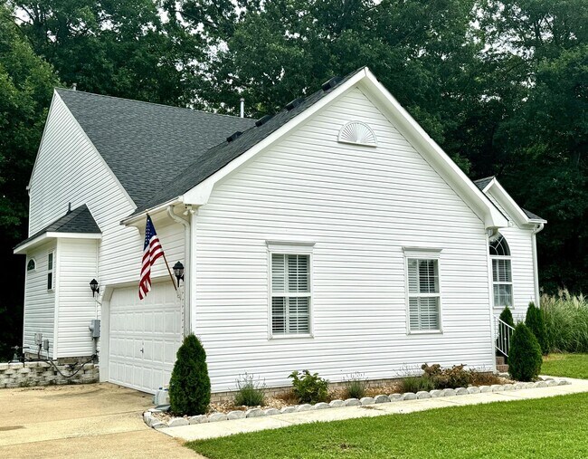 Building Photo - Beautiful 3 bed, 2.5 bath home with a spac...