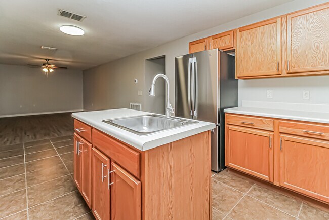 Building Photo - 350 Lake Shepard Dr