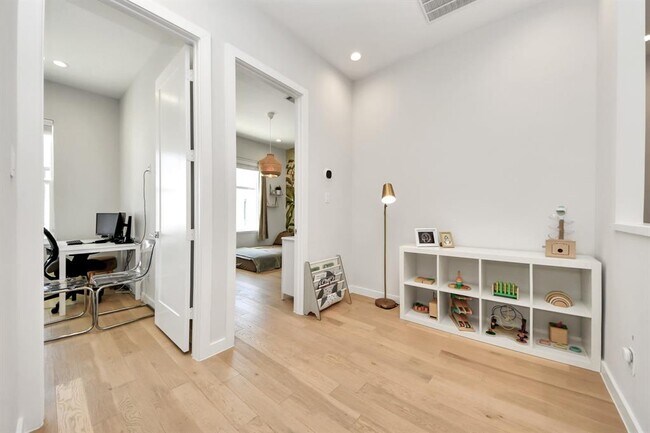 Building Photo - 849 Martin St