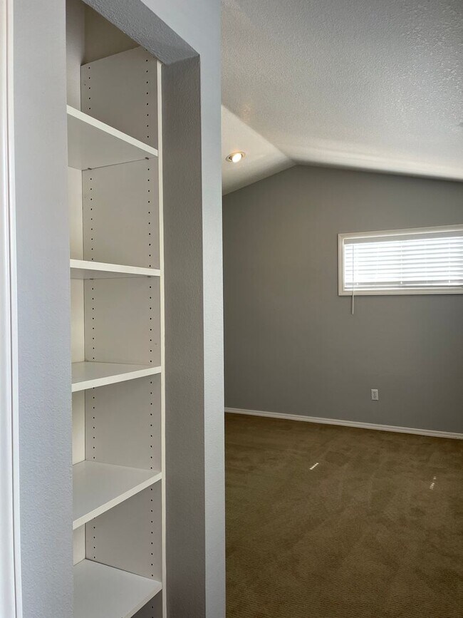 Building Photo - Beautiful and Well Maintained 2 Bed and 2....