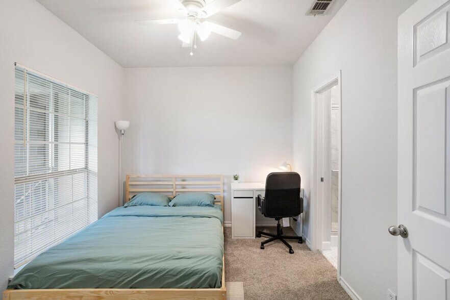 Building Photo - 1005 W 23rd St