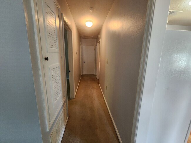 Building Photo - North Columbus 3 Bedroom 1.5 Bath - Carpor...