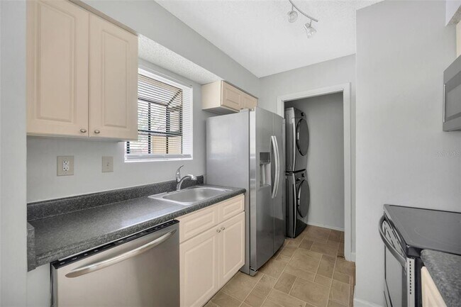 Building Photo - 8647 Mallard Reserve Dr
