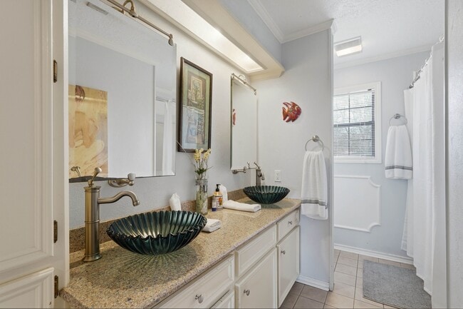 Building Photo - 360 S Lakeside Dr