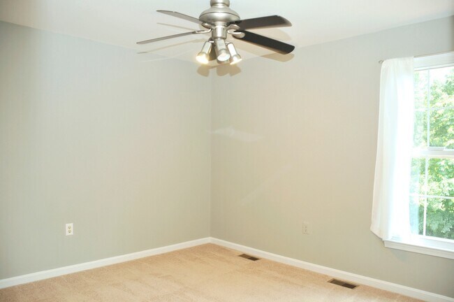 Building Photo - Charming End-Unit Townhouse in Mt. Airy Manor Community
