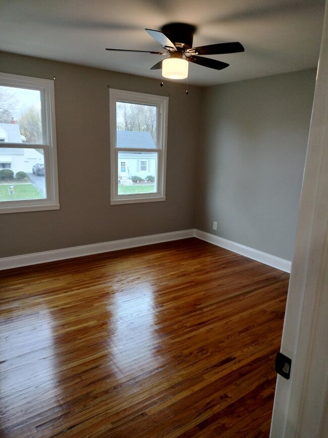 Building Photo - 211 Ellen Dr