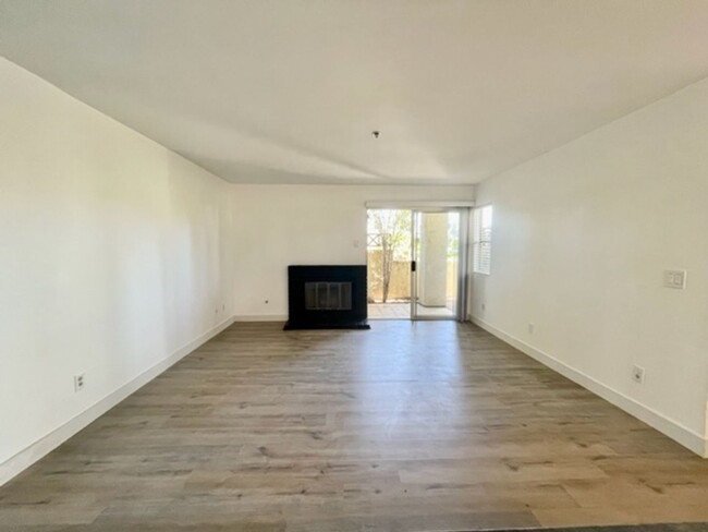 Building Photo - Fully Remodeled 3 Bed 2 Bath East lake