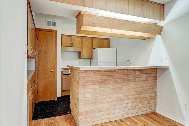 Building Photo - 3703 Roseland St