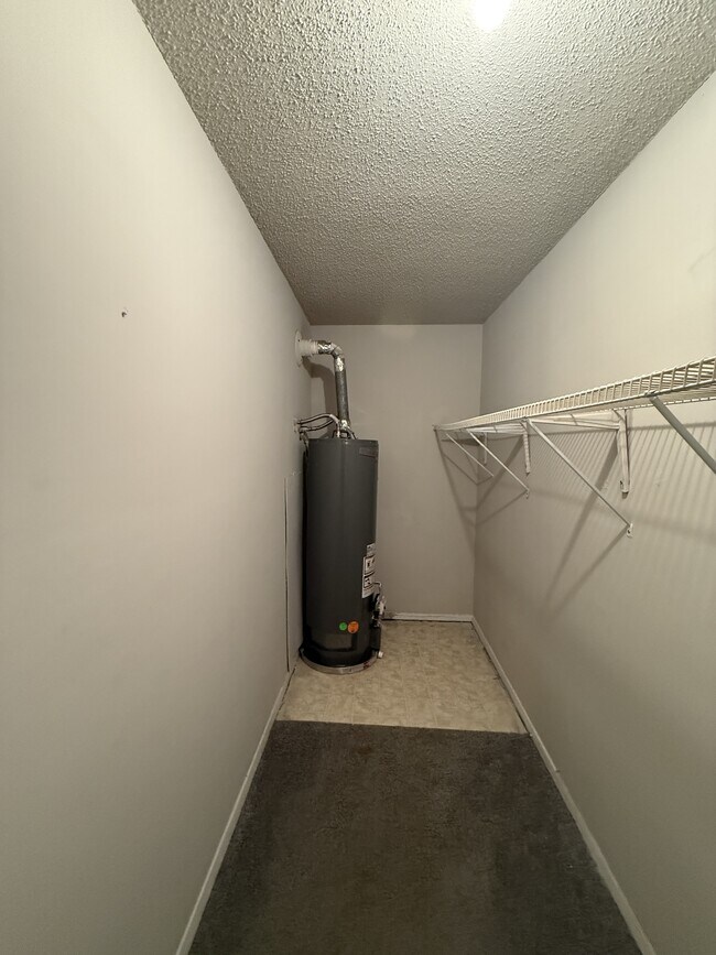 Building Photo - 6473 Klinect Ct