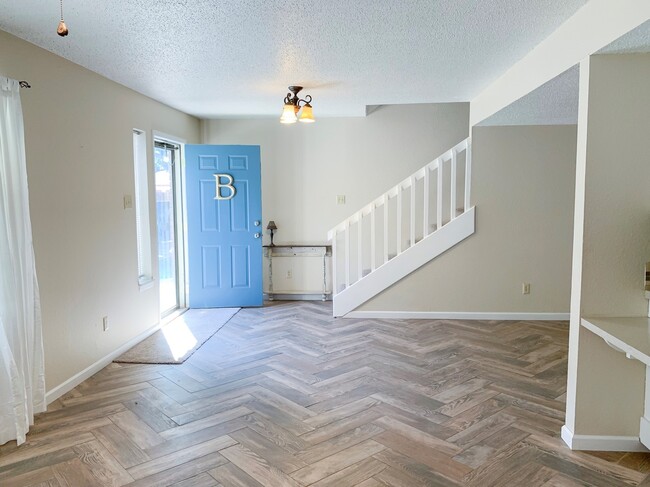 Building Photo - 2 Bed Townhouse with Garage! Convenient Lo...