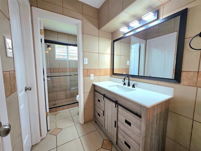 Building Photo - 6510 Lynngate Dr