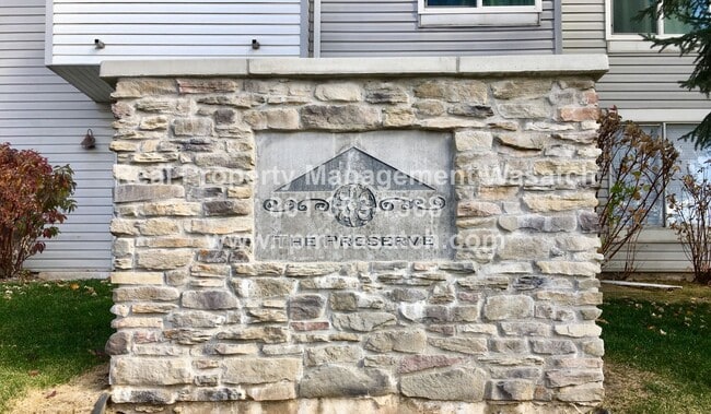 Building Photo - Charming 3 Bedroom 2 Bathroom Downtown Con...