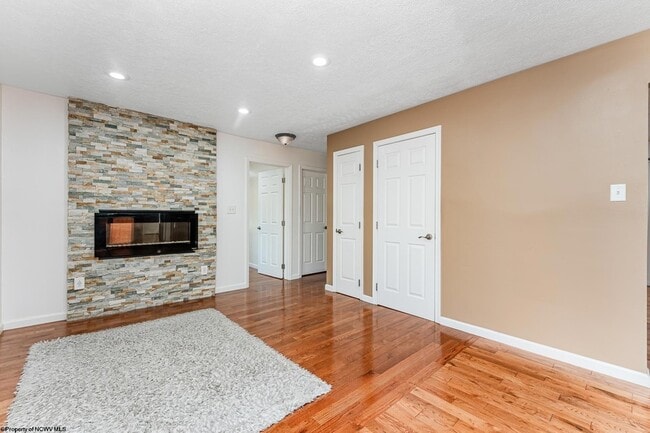 Building Photo - 670 Killarney Dr