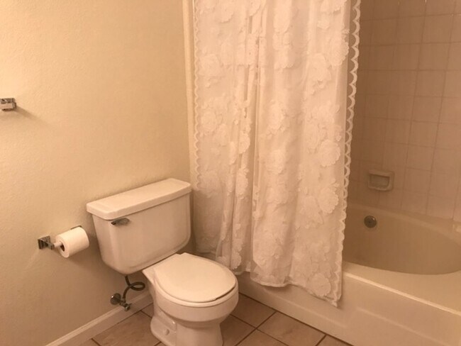 Building Photo - Very nice 2 bedroom 2 bathroom condo at Mountain Gate II.
