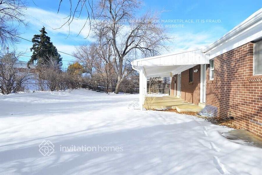 Building Photo - 13630 E Dakota Pl