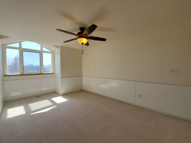 Building Photo - 4-Bedroom, 2.5-Bath located in Horn Rapids...