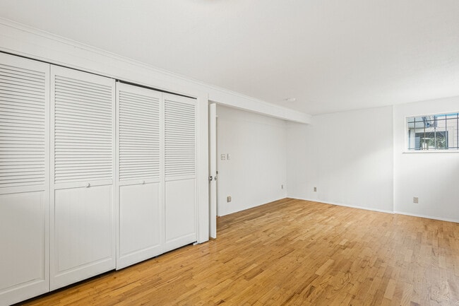 Building Photo - 6807 Aurora Ave N