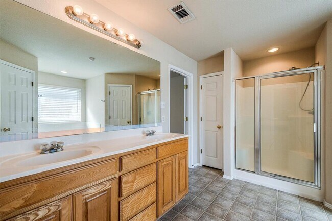 Building Photo - 706 Lakeview Dr