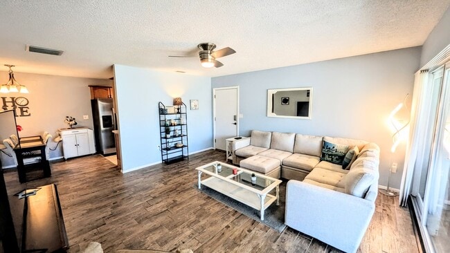 Building Photo - Annual furnished/Seasonal/short term 2 bedroom 1 1/2 bath top floor, renovated condo near Siesta ...