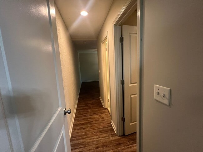 Building Photo - 3 bedroom 2 bathroom home