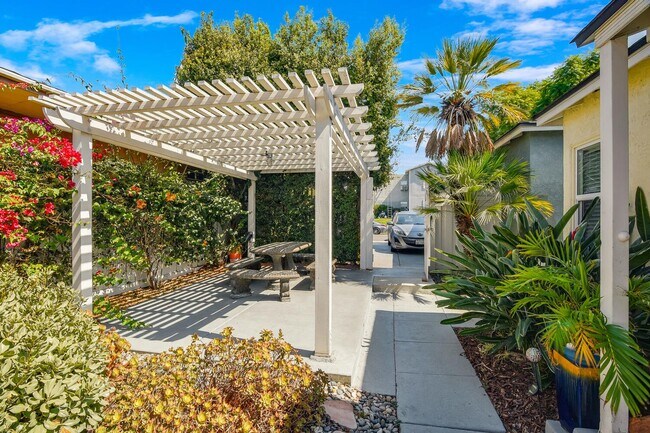 Building Photo - Upstairs One Bedroom Available in Talmadge!