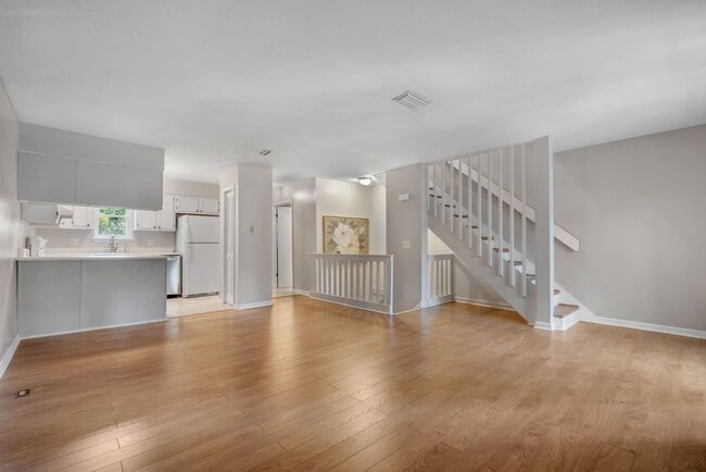 Building Photo - Townhome with Garage Near the Parkway