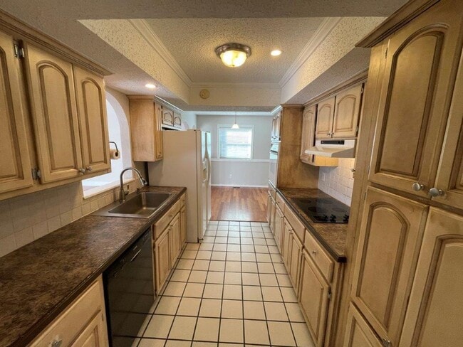 Building Photo - 3 bed 2 bath, 2 car with wood floors, fenc...