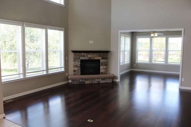 Building Photo - Absolutely Gorgeous 5 BR Estate Home in Br...