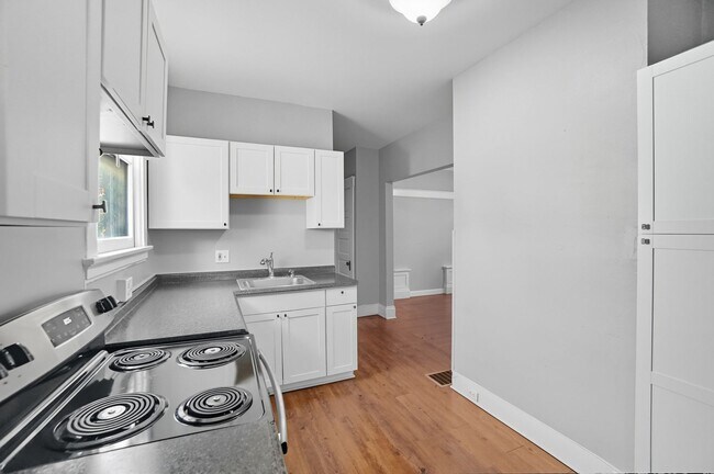 Building Photo - Emming Duplex