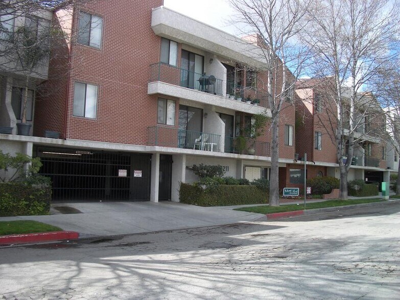 Building Photo - 7211 Cozycroft Ave
