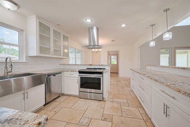 Building Photo - 982 W Donovan St