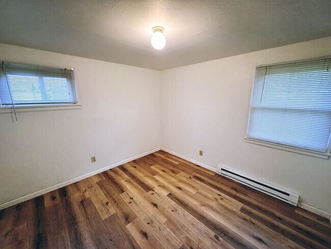 Building Photo - Lakewood House! 2 Bedroom 1 Bath Home near...