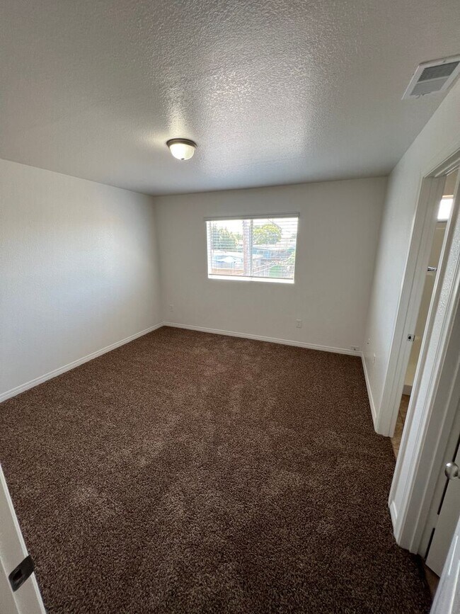 Building Photo - Move in Special!! $1000 off 1st Month's Rent!!