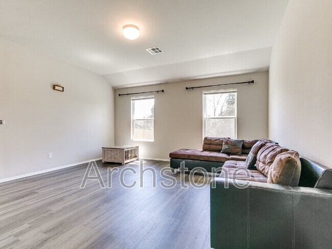 Building Photo - 1308 Dustin Dr