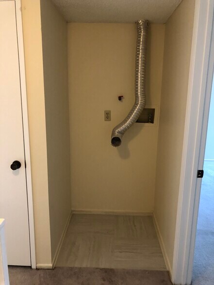 Building Photo - 401 W Dryden St