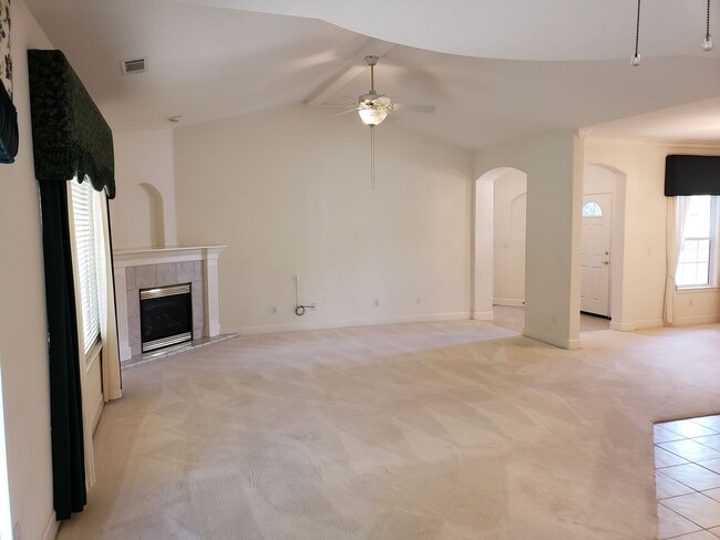Building Photo - 3 bedroom 2 bath home in Mary Lake