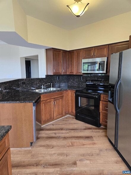 Building Photo - 1055 Weybridge Ct