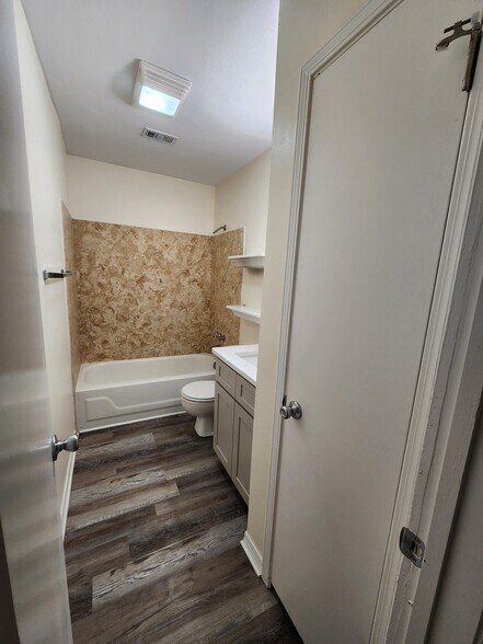 Building Photo - 4780 Pontchartrain Dr