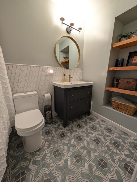 Hall bath with soaking tub - 12709 Gordon Blvd