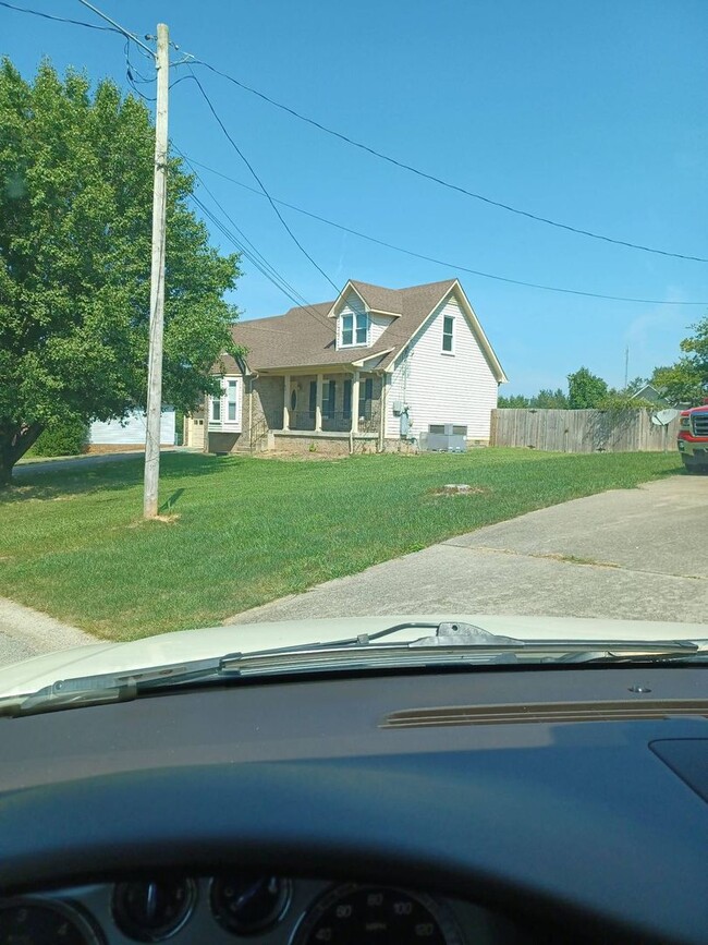 Building Photo - 3 Bedroom 2.5 Bathroom Home!