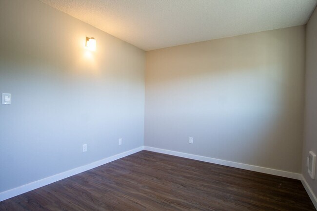 Building Photo - Inner East Side Updated 1Bdr w/Dishwasher & Off-Street Parking!