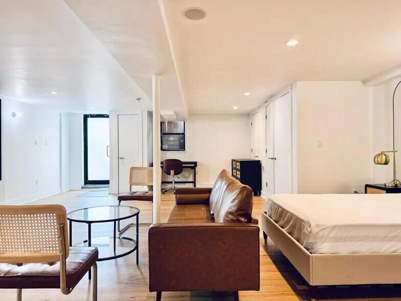 Building Photo - Furnished room/NOT APARTMENT