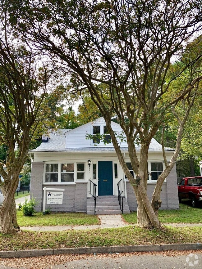 Building Photo - Completely renovated spacious single famil...
