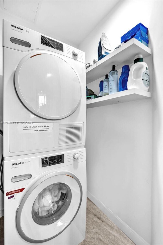 Building Photo - 1000 Brickell Plaza