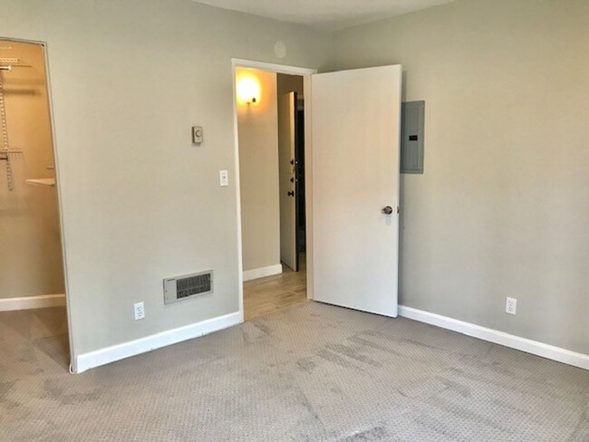 Building Photo - Totally Updated Ocean View 1 bedroom in Th...